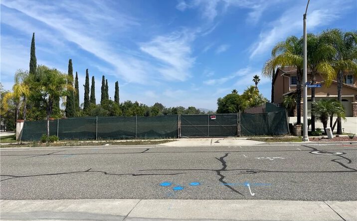 3233 Tamarisk, Corona