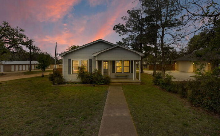 1807 N Llano St, Fredericksburg