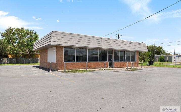 906 S F St, Harlingen