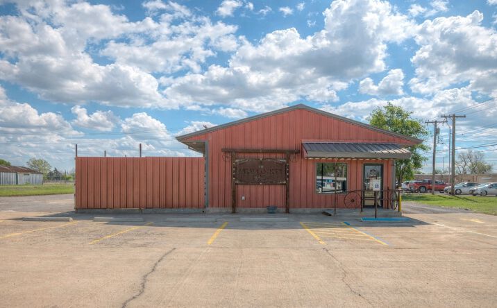 106 NW 4th Street, Lindsay