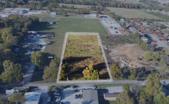 560 W County Line Rd, Springdale
