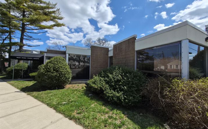 121 W Oak Street, Amityville