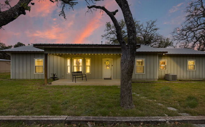 1811 N Llano St, Fredericksburg