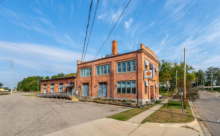 301 N CLINTON Street, Albion
