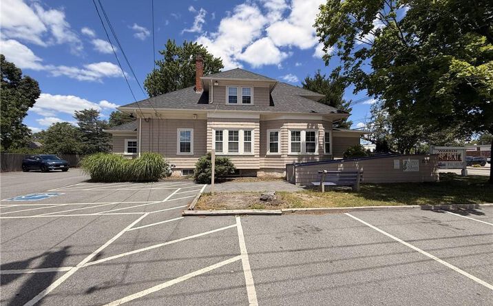 2797 post Road, Warwick