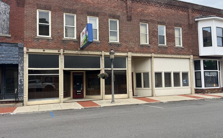 32 South Center Street, Flora