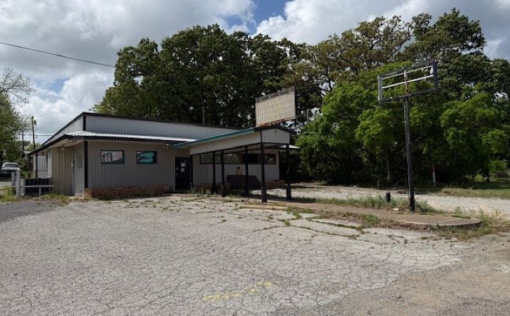 1319 N 1st, Durant
