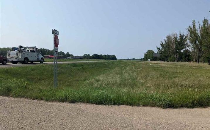 5261 U.S. 52, Minot