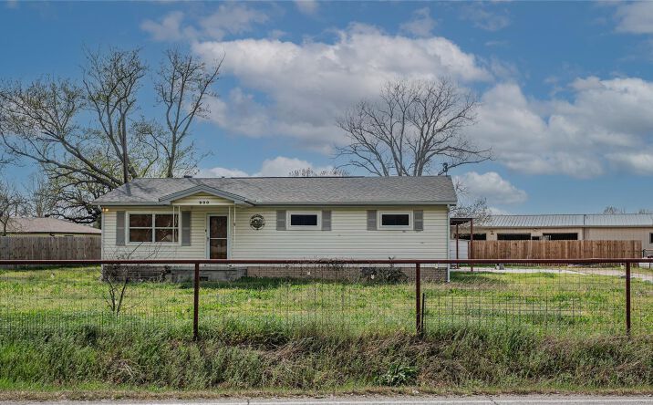 900 SILVER CREEK AZLE RD, AZLE