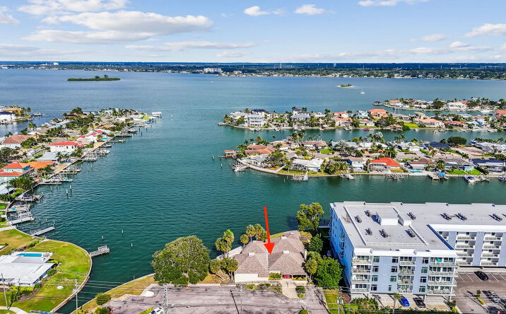 425 Island Way, Clearwater