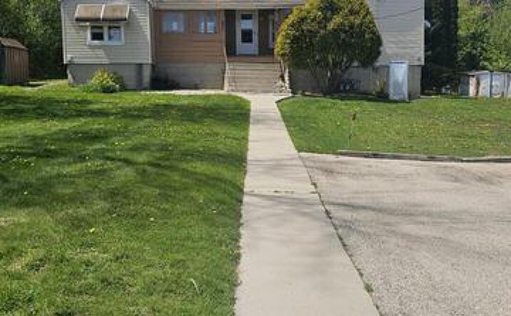 831 N Silverbrook Dr, West Bend