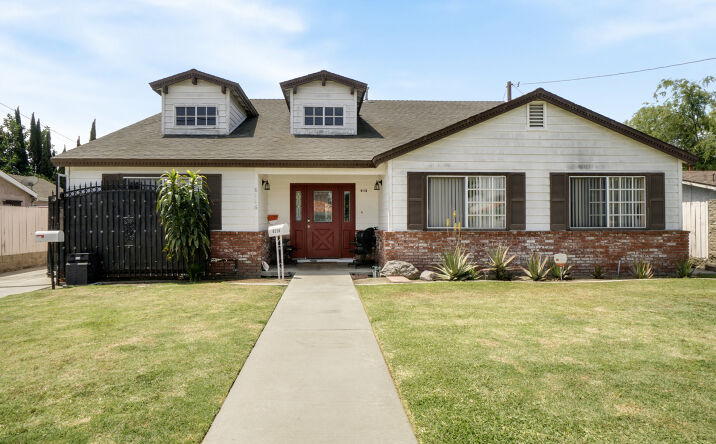 8118 Alameda, Downey