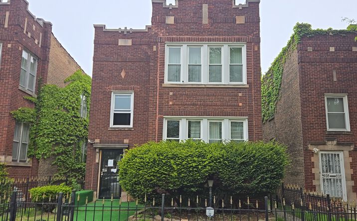 7627 S Bennett Avenue, Chicago