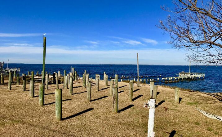 Riverside Drive, DELTAVILLE