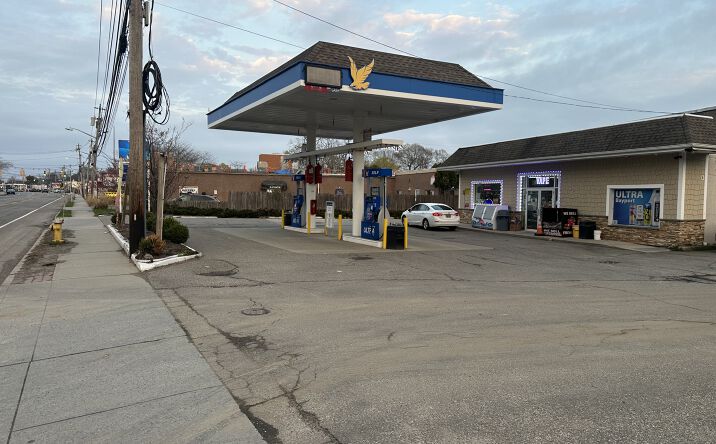 698 Montauk Highway, Bayport