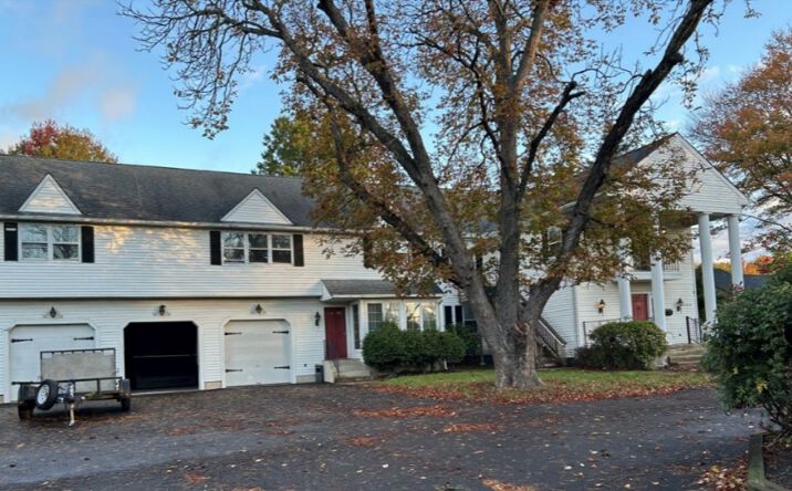 59 Hillside Ln, Levittown