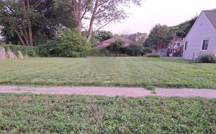 909 Highland Avenue, Waukegan