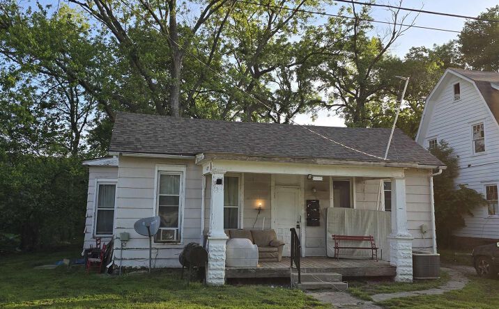 305 E Jefferson, Clinton