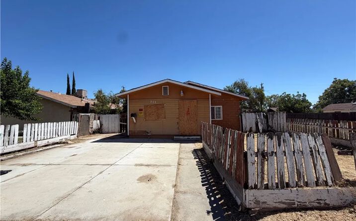 711 S G, Madera