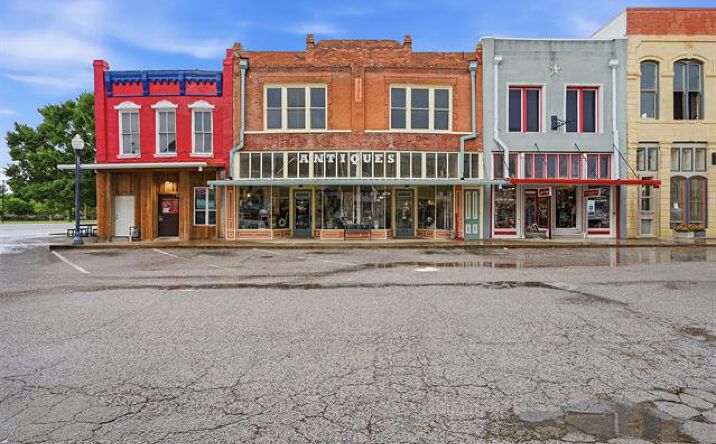 321 N Main Street, Bonham